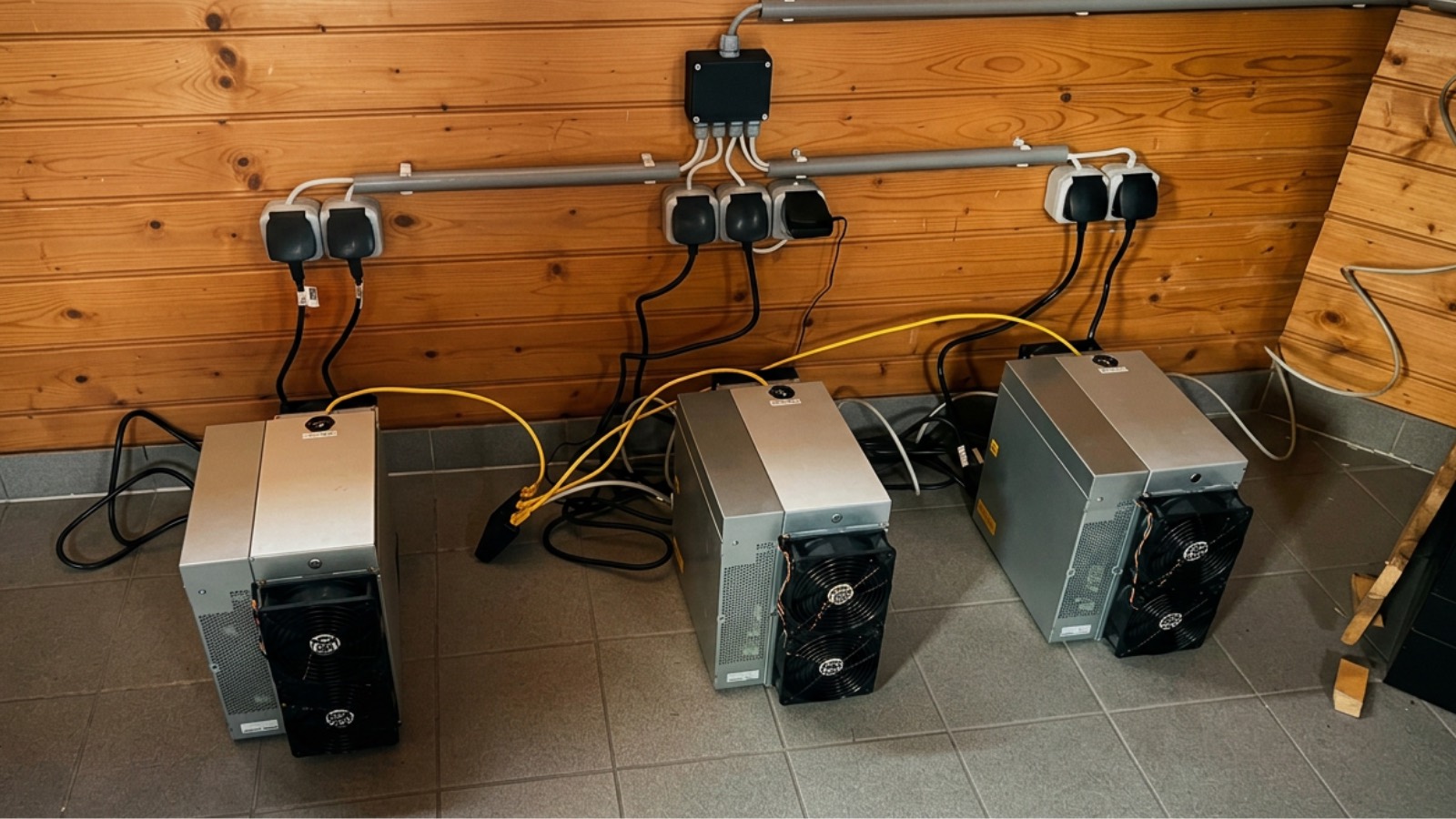 Miner und Verkabelung vor Ort