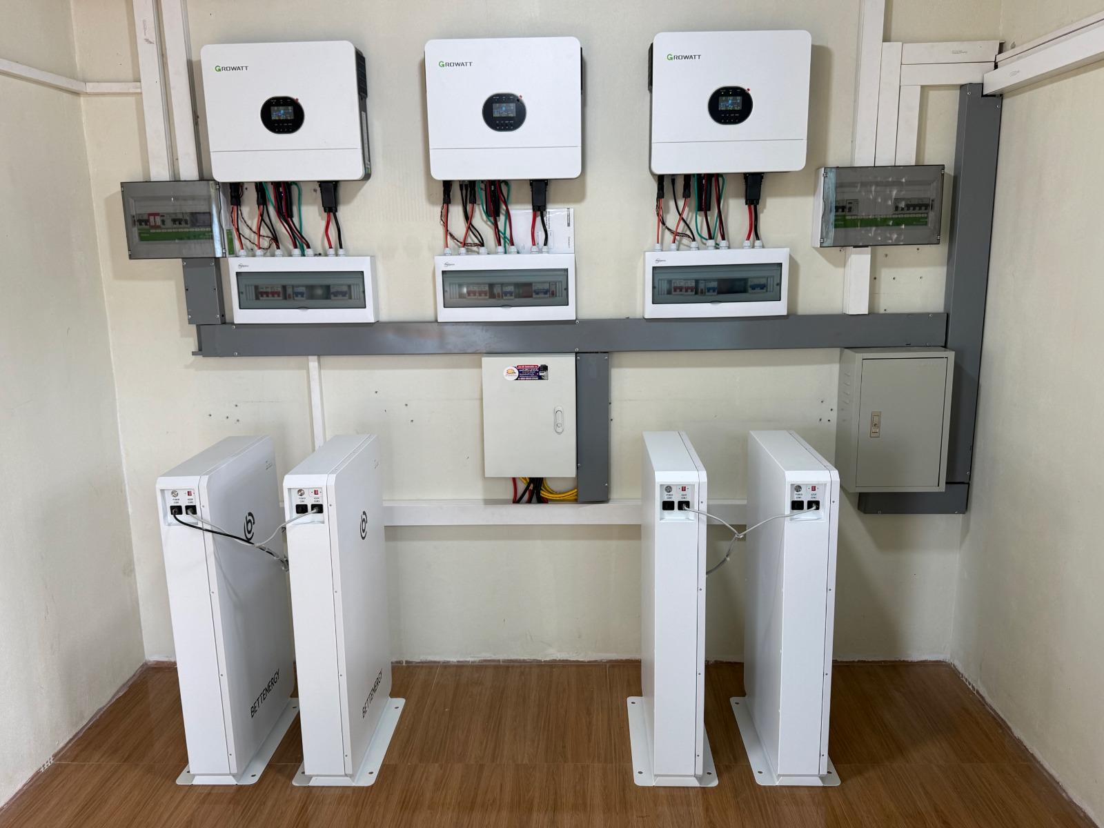 Der Technikraum: drei Growatt-Wechselrichter im Parallelbetrieb, darunter vier Speichermodule mit zusammen 41 kWh