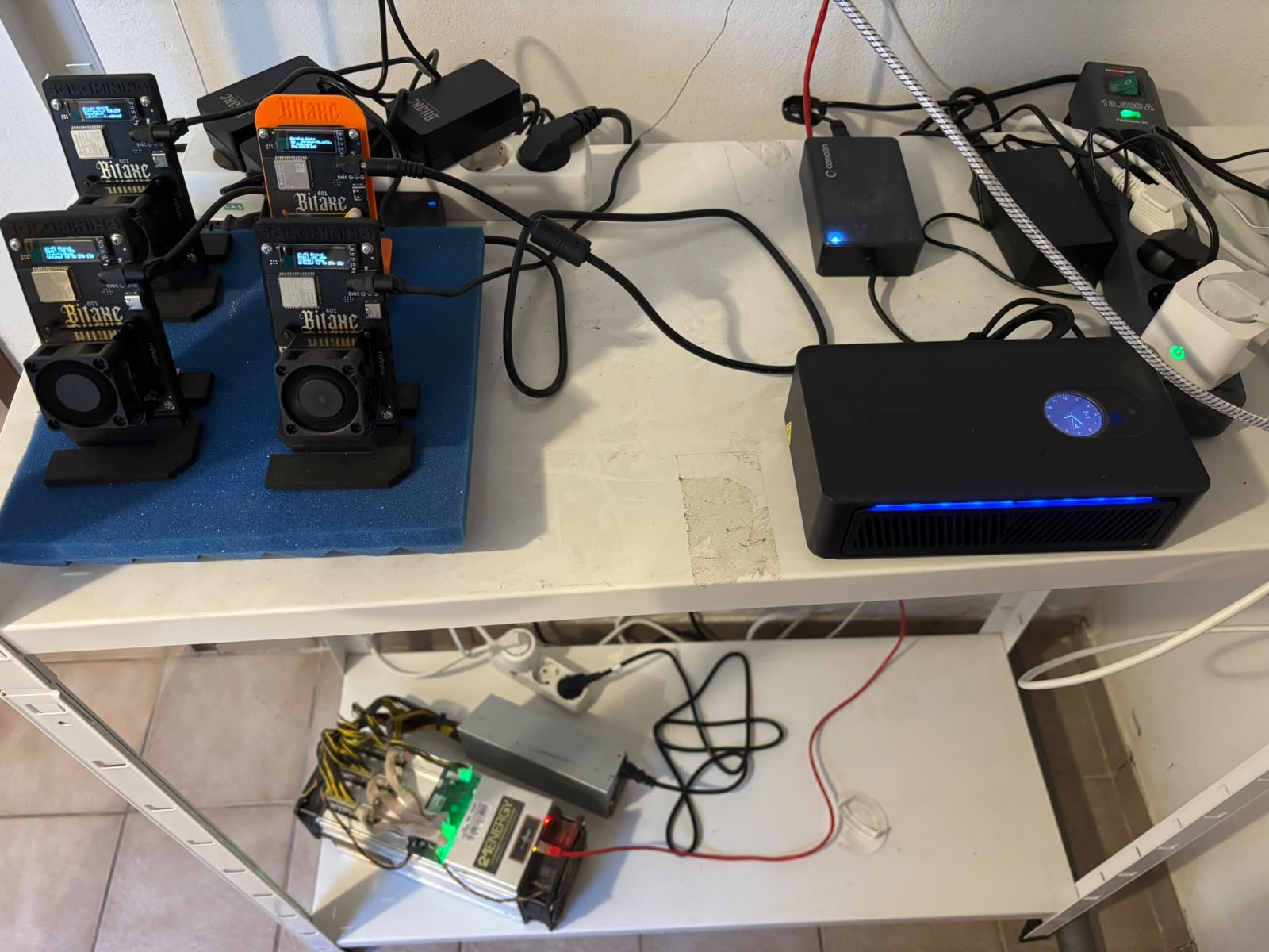MINEOMATBOX HOME im Betrieb – daneben vier Bitaxe fürs Solo-Mining und ein S9
