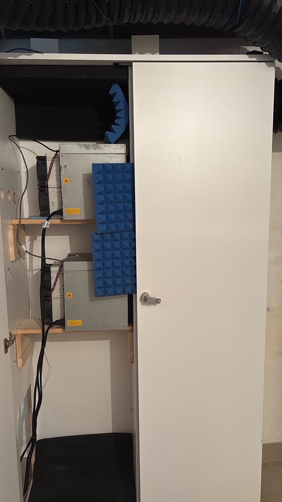 Zwei S19k Pro hinter Akustikschaum im schallgedämmten Schrank